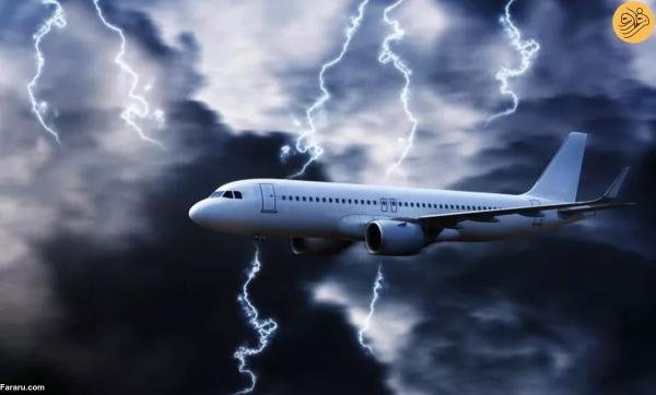 نمای کابین خلبان هنگام فرود هواپیما در طوفان و رعد و برق