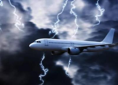 نمای کابین خلبان هنگام فرود هواپیما در طوفان و رعد و برق